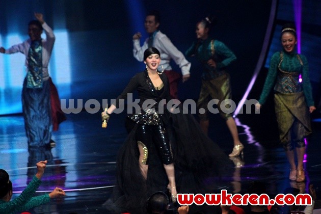 Gambar Foto Syahrini Meriahkan Panggung SCTV Awards 2015
