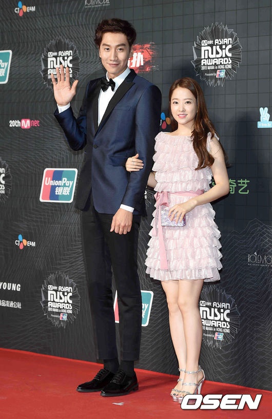 Gambar Foto Lee Kwang Soo dan Park Bo Young di Red Carpet MAMA 2015