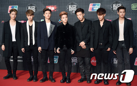 Gambar Foto iKON di Red Carpet MAMA 2015