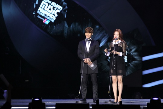 Gambar Foto Kim Jong Kook dan Park Shin Hye di MAMA 2015