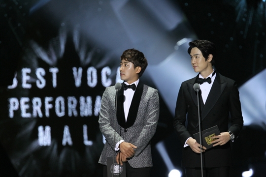 Gambar Foto Son Ho Joon dan Yoo Yeon Seok di MAMA 2015