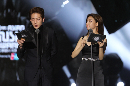 Gambar Foto Seo Kang Joon dan Kim So Eun di MAMA 2015