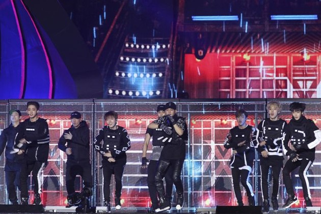 Gambar Foto Monsta X Tampil Nyanyikan Lagu 'Trespass'