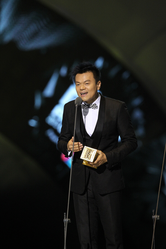 Gambar Foto JYP Raih Piala Best Male Artist