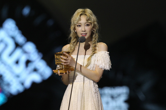 Foto Tae Yeon  Raih Piala Best Female Artist