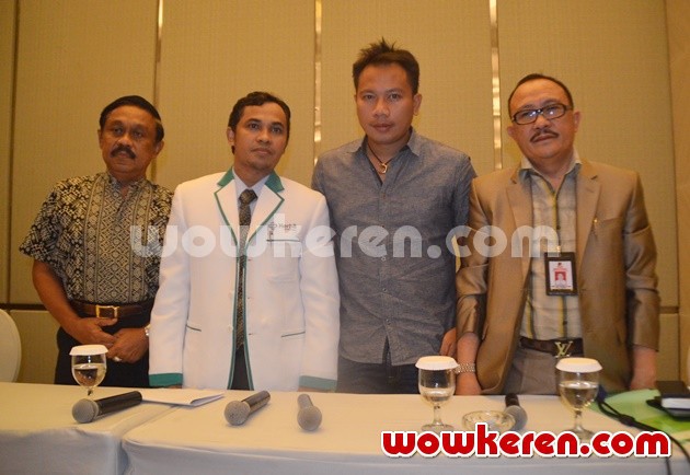 Gambar Foto Vicky Prasetyo Gelar Press Conference