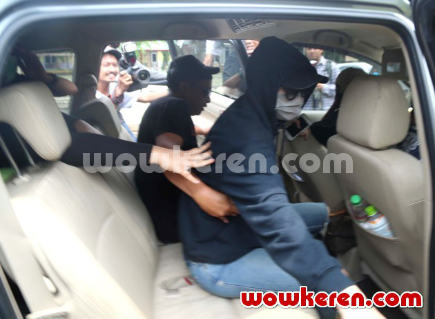Gambar Foto Puty Revita Saat Keluar dari Panti Sosial Karya Wanita Mulya Jaya, Pasar Rebo, Jakarta Timur