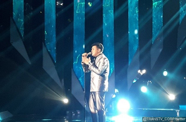 Gambar Foto Tulus dengan Lagu Hits-nya 'Sepatu'