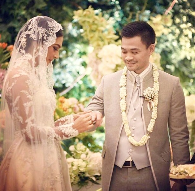 Gambar Foto Nabila Syakieb Saat Pasangkan Cincin di Jari Reshwara Argya Radinal
