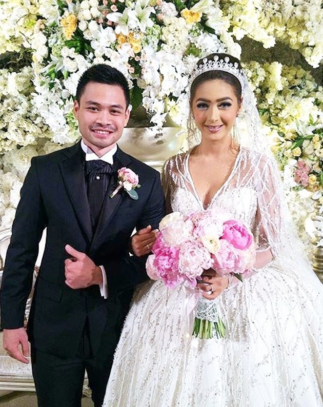 Gambar Foto Resepsi Pernikahan Nabila Syakieb dan Reshwara Argya Radinal