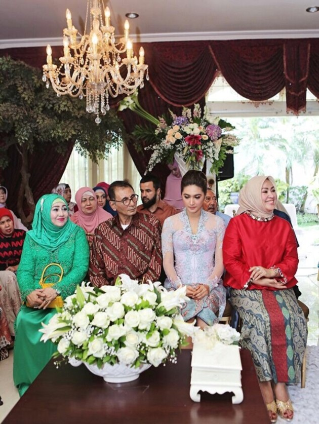 Gambar Foto Nabila Syakieb dan Keluarga Saat Prosesi Lamaran