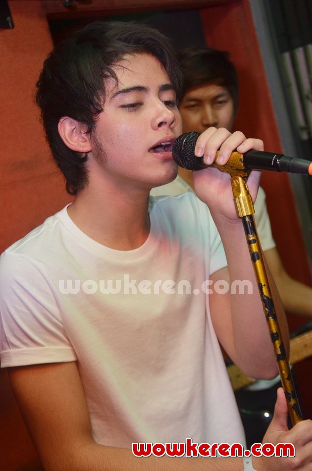 Gambar Foto Aliando Ditemui Saat Persiapan Konser
