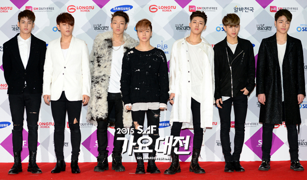 Gambar Foto iKON di Red Carpet SBS Gayo Daejun 2015