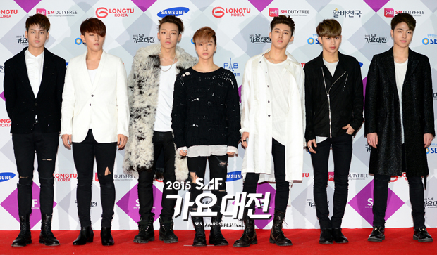 Foto iKON di Red Carpet SBS Gayo Daejun 2015 - Foto 46 dari 46