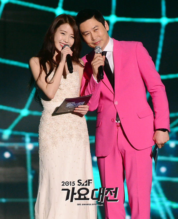 Foto IU dan Shin Dong Yup Jadi Host SBS Gayo Daejun 2015
