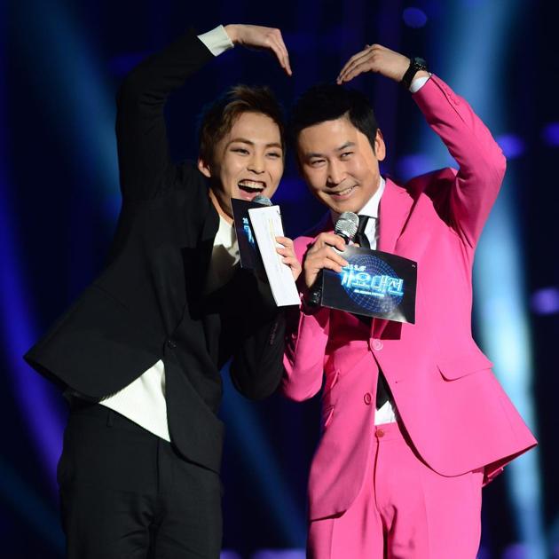 Gambar Foto Xiumn EXO dan Shin Dong Yup Saat Menjad Host SBS Gayo Daejun 2015