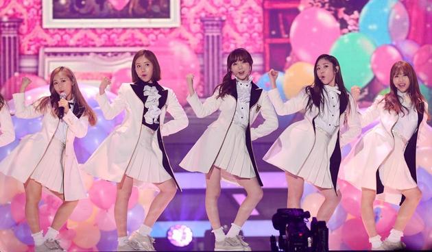 Gambar Foto Lovelyz Saat Tampil Nyanyikan Lagu 'For You'
