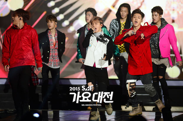 Gambar Foto Penampilan iKON di SBS Gayo Daejun 2015