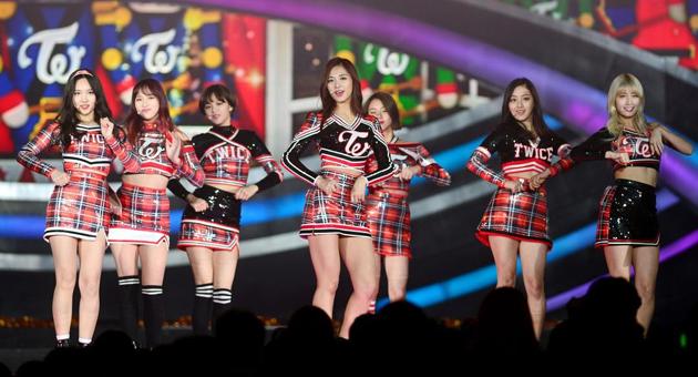 Gambar Foto Twice Tampil bawakan Lagu 'Like OOH-AHH'