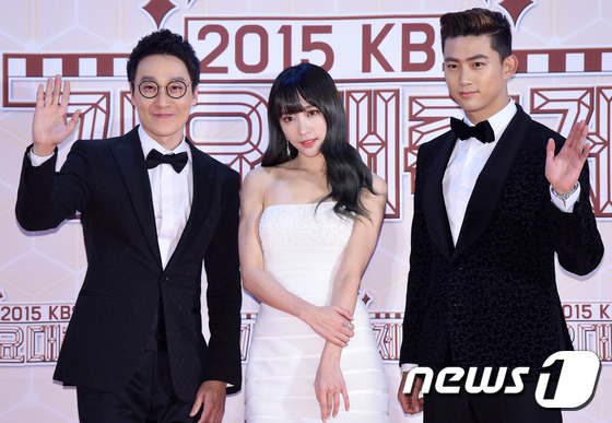 Gambar Foto Lee Hwi Jae, Hani EXID dan Taecyeon 2PM di Red Carpet KBS Gayo Daechukje 2015