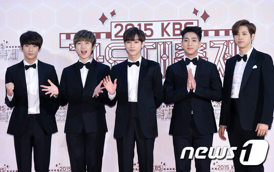 Gambar Foto B1A4 di Red Carpet KBS Gayo Daechukje 2015