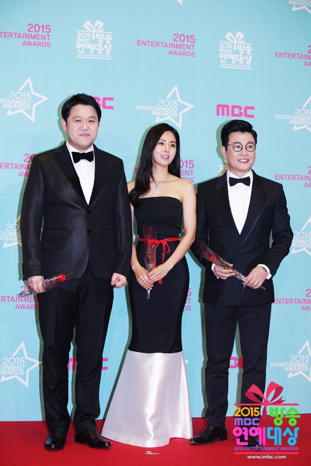 Gambar Foto Kim Gura, Han Chae Ah dan Kim Sung Joo di Red Carpet MBC Entertainment Awards 2015