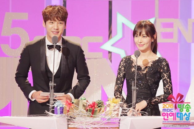 Gambar Foto Kim So Yeon dan Kwak Si Yang di MBC Entertainment Awards 2015
