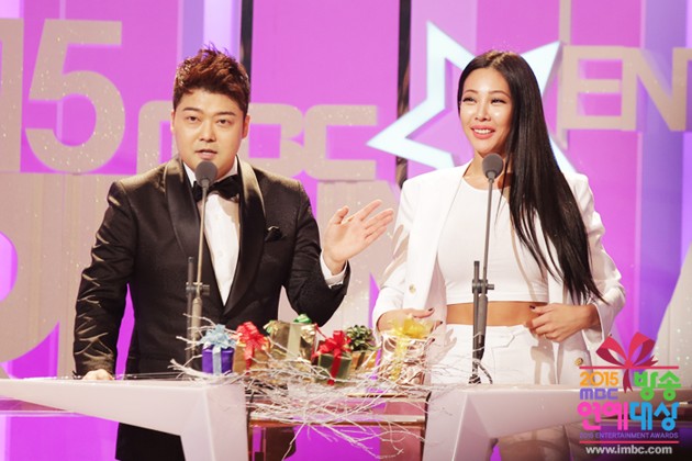 Gambar Foto Jun Hyun Moo dan Jessi di MBC Entertainment Awards 2015
