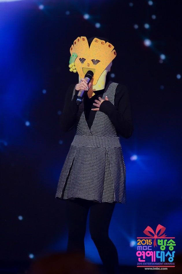 Gambar Foto Penyanyi Bertopeng Tampil di MBC Entertainment Awards 2015