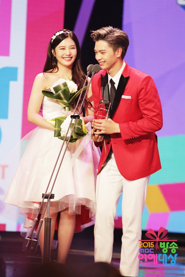Gambar Foto Joy dan Sungjae Raih Piala Best Couple