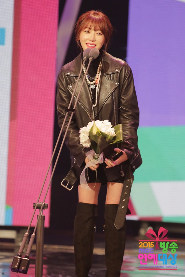 Gambar Foto Kang Ye Won Raih Piala Popularity Award Variety