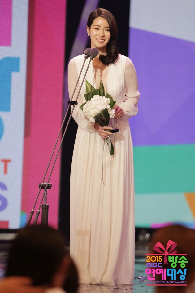 Gambar Foto Lim Ji Yeon Raih Piala High Excellence Award Female Talk Show