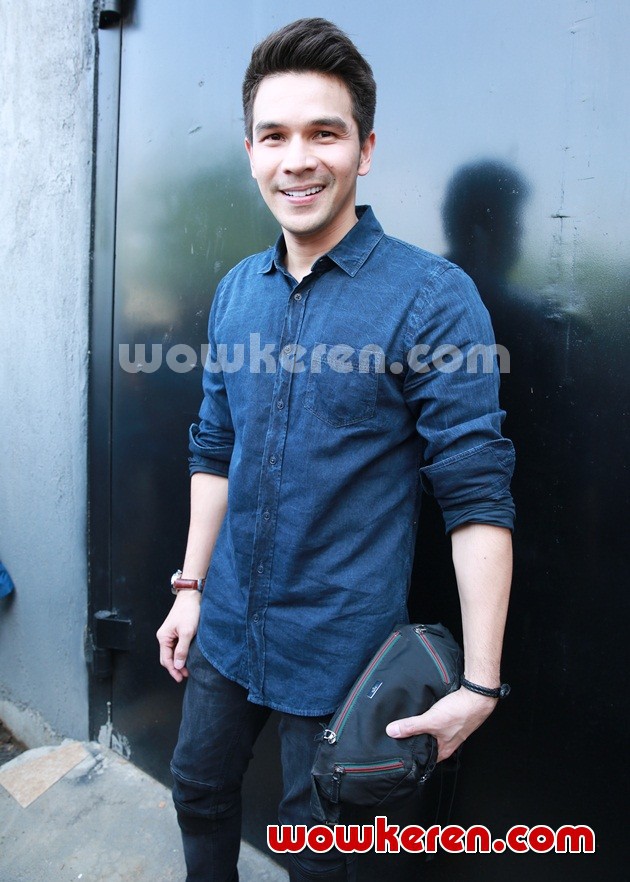 Gambar Foto Jonathan Frizzy Saat Ditemui di Studio Hanggar