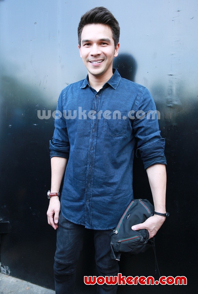 Gambar Foto Jonathan Frizzy Saat Ditemui di Studio Hanggar