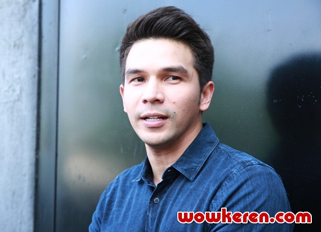Gambar Foto Jonathan Frizzy Saat Ditemui di Studio Hanggar