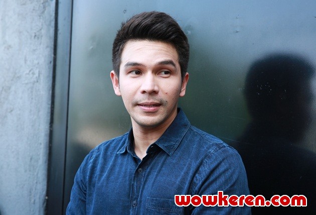Gambar Foto Jonathan Frizzy Saat Ditemui di Studio Hanggar