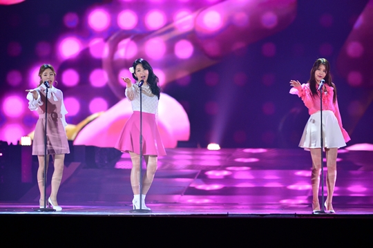 Gambar Foto Kolaborasi Wheein Mamamoo, Bomi A Pink dan Hyejeong AOA di KBS Gayo Daechukje 2015