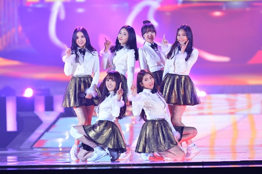 Gambar Foto G-Friend Tampil Bawakan Lagu 'Me gustas tu'