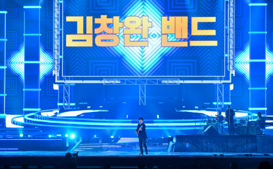 Gambar Foto Penampialan Kim Chang Wan Band di KBS Gayo Daechukje 2015