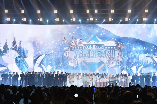 Gambar Foto Seluruh Pengisi Acara Berkumpul di Penutupan KBS Gayo Daechukje 2015