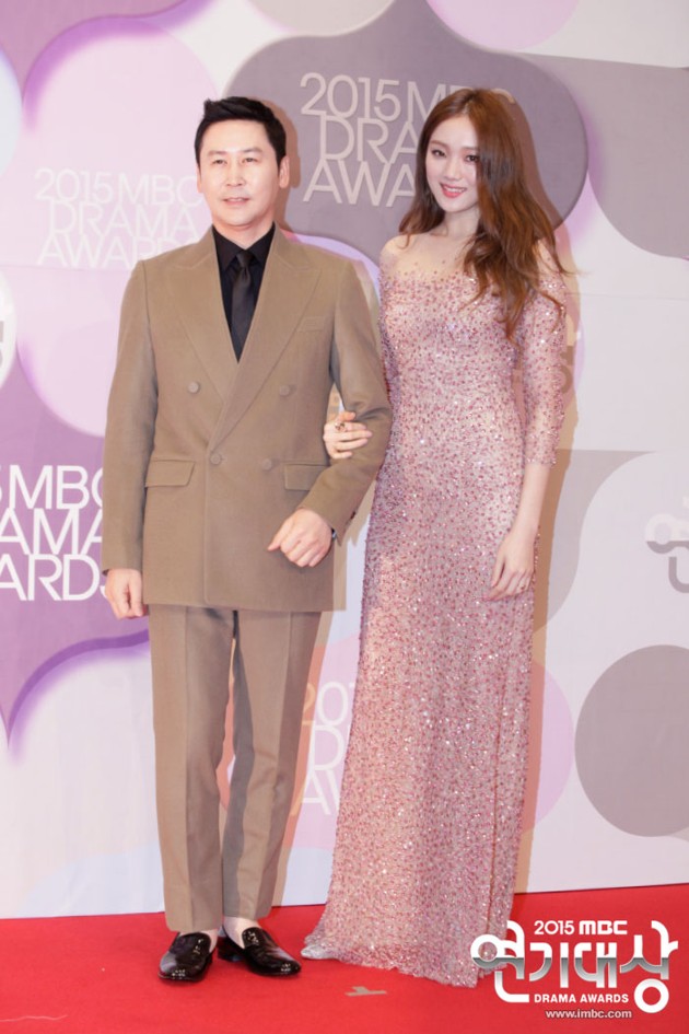 Gambar Foto Shin Dong Yup dan Lee Sung Kyung di Red Carpet MBC Drama Awards 2015