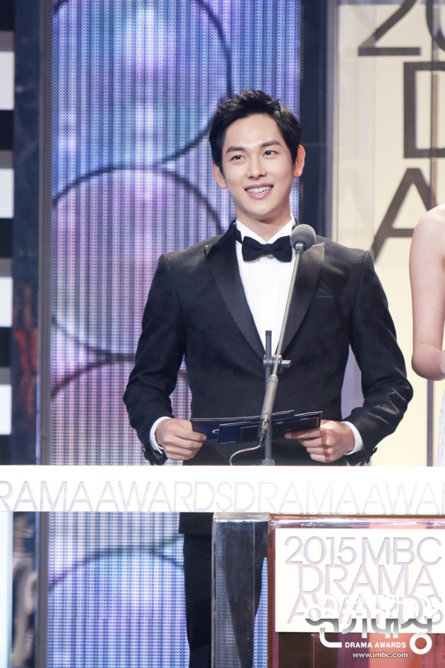 Gambar Foto Siwan ZE:A di MBC Drama Awards 2015