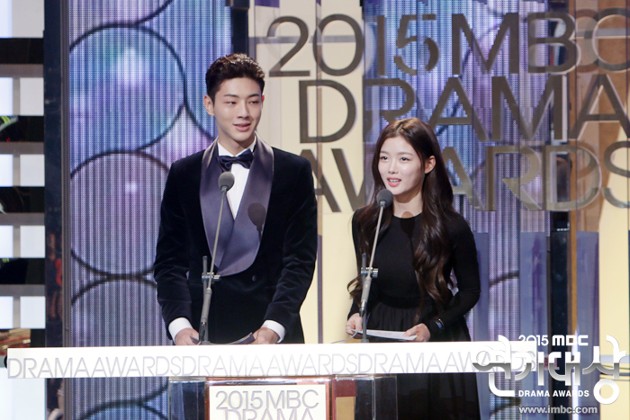 Gambar Foto Ji Soo dan Kim Yoo Jung di MBC Drama Awards 2015