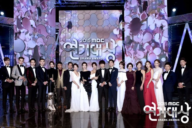 Gambar Foto Seluruh Pemenang MBC Drama Awards 2015 Berfoto Bersama