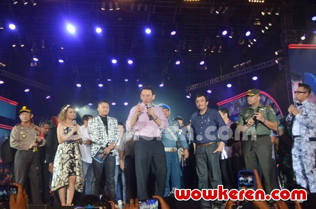 Gambar Foto Gubernur dan Wakil Gubernur DKI Jakarta Ikut Meriahkan Malam Pergantian Tahun