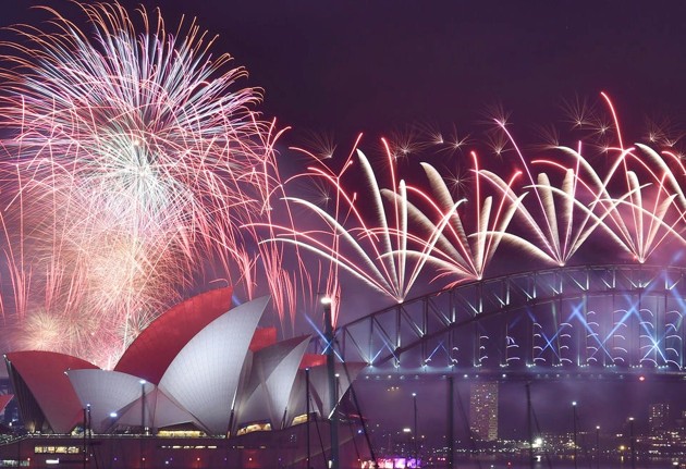 Gambar Foto Meriahnya Perayaan Tahun Baru 2016 di Opera House Sydney, Australia