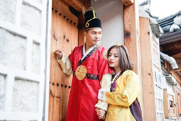 Gambar Foto Glenn Alinskie dan Chelsea Olivia Berpose Mengenakan Hanbok