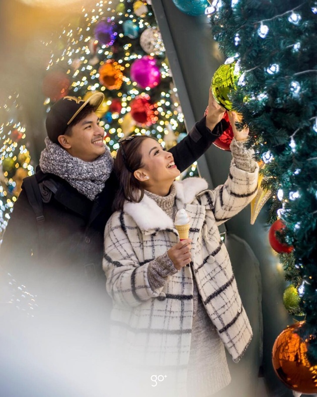 Gambar Foto Cerianya Glenn Alinskie dan Chelsea Olivia Bermain Pohon