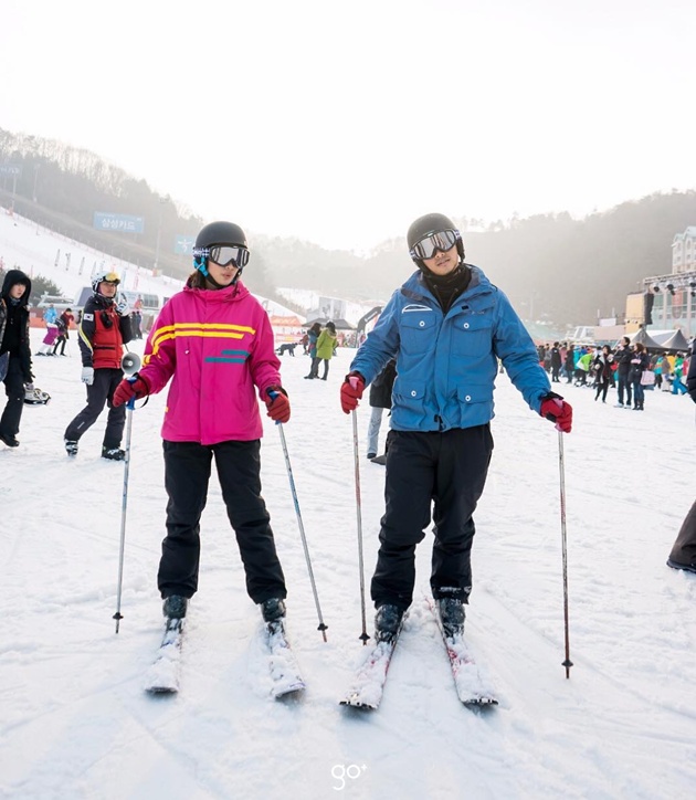 Gambar Foto Cerianya Glenn Alinskie dan Chelsea Bermain Ski Es di Korea