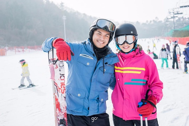 Gambar Foto Mesranya Glenn Alinskie dan Chelsea Olivia di Arena Permainan Ski Es